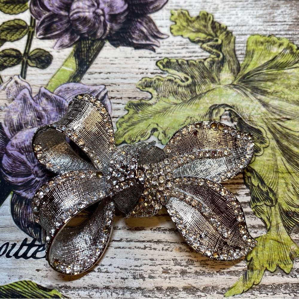 🍇 Beautiful Satin Finish Crystal Large Bow Brooch Pin